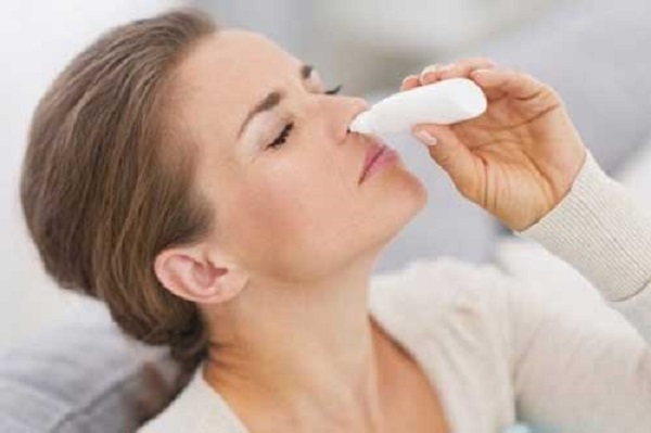 Sổ mũi nghẹt mũi dùng thuốc gìSổ mũi, nghẹt mũi thường do những nguyên nhân dị ứng, viêm xoang, cảm cúm và cảm lạnh… Tình trạng này xảy ra do lớp niêm mạc của hốc mũi bị sưng và viêm, làm hạn chế khả năng thở bằng mũi.
1. Sổ mũi, nghẹt mũi uống thuốc gì?
Hiện nay, có 4 nhóm thuốc trị nghẹt mũi, sổ mũi. Trong đó gồm 7 loại thuốc chính điều trị hiệu quả:
1.1. Thuốc trị nghẹt mũi dạng xịt
1.1.1. Thuốc trị cảm cúm nghẹt mũi Coldi-B
Thuốc xịt mũi Coldi-B là sản phẩm của Công ty Dược phẩm Nam Hà, được sản xuất trên dây chuyền đạt chuẩn GMP-ASEAN, phòng kiểm tra thuốc đạt GLP-ASEAN. Công ty Dược phẩm Nam Hà là một trong các công ty được Bộ Y Tế cấp chứng nhận nhà máy đạt chuẩn GMP và GLP. Do vậy người dùng có thể an tâm sử dụng sản phẩm thuốc trị nghẹt mũi này.
Thành phần thuốc Coldi-B:
Mỗi thành phần của thuốc trị cảm cúm nghẹt mũi Coldi-B có vai trò trong điều trị chứng nghẹt mũi như sau:
Oxymetazolin hydroclorid: giúp co mạch máu bên trong mũi và chống phù nề hiệu quả.
Menthol (bạc hà): giúp giảm đau và chống viêm.
Camphor (long não): vừa sát trùng và gây tê.
Một lượng tá dược khác như: Thimerosal, Alcol polyvinyl…
1.1.2. Thuốc trị sổ mũi, nghẹt mũi dạng xịt Nasonex
Thuốc trị nghẹt mũi dạng xịt Nasonex được sản xuất bởi Công ty Schering-Plough Labo, Vương quốc Bỉ. Trải qua nhiều năm kinh nghiệm trong việc sản xuất, phân phối thuốc, công ty Schering-Plough Labo hiện đang đi đầu về ngành dược phẩm của nước Bỉ. Các sản phẩm của công ty này đều đảm bảo chất lượng cao.
Thành phần và dạng bào chế thuốc xịt mũi Nasonex:
Thành phần chủ yếu của thuốc là Mometasone furoate 0,05%. Thuốc được bào chế dưới dạng lỏng, đóng gói trong chai chứa 60 liều thuốc xịt.
1.1.3. Thuốc xịt mũi Rhinocort
Sổ mũi, nghẹt mũi uống thuốc gì? Sản phẩm bạn không thể bỏ qua là thuốc xịt mũi Rhinocort, là sản phẩm của Công ty AstraZeneca AB, Vương Quốc Anh. ÍT ai biết rằng, công ty này đã sản xuất xuất vaccine AstraZeneca phòng bệnh Covid-19 vừa qua. Sản phẩm thuốc dưới công nghệ phát triển tiên tiến, AstraZeneca vừa sản xuất các loại thuốc có công dụng chữa bệnh cao mà còn sản xuất vắc xin ngừa dịch bệnh, hỗ trợ công tác phòng bệnh hiệu quả.
Thành phần thuốc xịt mũi Rhinocort:
Mỗi liều Rhinocort 0,05ml chứa thành phần chính là hoạt chất budesonide 64 microgram thuộc nhóm corticosteroid. Thuốc còn có một số tá dược khác gồm natri carboxymethylcellulose, cellulose vi tinh thể, glucose khan… Hiện nay, thuốc có dạng bào chế là dạng lỏng, được đóng gói chai chứa 120 liều thuốc xịt.
1.2. Thuốc trị nghẹt mũi sổ mũi dạng nhỏ
1.2.1. Thuốc nhỏ mũi Otrivin
Thuốc nhỏ mũi Otrivin là sản phẩm của Công ty Novartis Consumer Health S.A, Thụy Sỹ. Đây là công ty chăm sóc sức khỏe toàn cầu có trụ sở tại Thụy Sỹ, nhằm cung cấp giải pháp nhằm đáp ứng nhu cầu của bệnh nhân ngày càng tăng trên thế giới. Công ty hiện nay áp dụng khoa học và công nghệ sáng tạo giúp giải quyết những vấn để chăm sóc sức khỏe thách thức nhất của xã hội.
Thành phần thuốc nhỏ mũi Otrivin:
Thuốc Otrivin có thành phần chính là xylometazolin hydrochlorid với công dụng trị nghẹt mũi cực kỳ hiệu quả.
1.2.2. Thuốc trị nghẹt mũi sổ mũi Xylometazolin 0,05%
Thuốc trị sổ mũi, nghẹt mũi Xylometazolin là sản phẩm của Công ty Cổ phần Dược DANAPHA, Việt Nam. Đến nay thì công ty đã có hơn 50 năm hoạt động với sứ mệnh vì sức khỏe cộng đồng. Công ty vẫn luôn hỗ lực cống hiến cho sức khỏe cộng đồng và khẳng định giá trị nhân văn đẹp.
Bên cạnh đó, Danapha còn có thế mạnh sản xuất thiết bị công nghệ, với phương châm thúc đẩy đội ngũ nhân lực và nghiên cứu sản phẩm ưu Việt.
1.2.3. Thuốc nhỏ mũi Iliadin
Thuốc Iliadin được sản xuất tại Công ty Dược phẩm Merck, Đức, và hiện được phân phối tại Singapore. Merck là công ty dược phẩm với hóa chất lâu đời nhất trên thế giới. Còn ở Việt Nam, sản phẩm này đang được nhập khẩu tại Singapore. Bạn có thể mua thuốc này xách tay chính hãng nhằm đảm bảo tác dụng, an toàn, hiệu quả.
1.3. Bị sổ mũi nghẹt mũi uống thuốc gì? Rửa mũi bằng nước muối sinh lý
Nước muối sinh lý có tác dụng làm giảm tình trạng nghẹt mũi do dị ứng hay cảm lạnh gây nên. Dung dịch này có tác dụng làm thông thoáng đường mũi bằng cách rửa sạch các chất gây dị ứng như bụi, phấn hoa hay lông thú cưng dẫn đến nghẹt mũi.
Nước muối còn có tác dụng làm lỏng chất nhầy, làm mềm bụi bẩn khô cứng trong mũi để loại bỏ chất bẩn dễ dàng hơn. Không chỉ vậy, nước muối sinh lý còn có tác dụng làm dịu đường mũi bị khô rát.
Dưới đây là các loại dung dịch nước muối sinh lý trị nghẹt mũi, sổ mũi được mua tại nhà thuốc như sau:
Nước muối sinh lý Natri Clorid 0,9% (NaCl 0,9%) 10ml
Dung dịch xịt mũi Ninosat Bidiphar 50ml
Xịt muối biển XISAT
Để nắm được cách dùng, liều dùng hiệu quả thì bạn hãy tham khảo thêm thông tin cập nhật trong giấy hướng dẫn dùng trong từng sản phẩm. Dung dịch nước muối sinh lý sẽ chứa muối, không chứa thuốc nên có thể dùng an toàn với phụ nữ mang thai.
Bài viết trên đây nhằm giải đáp thông tin sổ mũi nghẹt mũi uống thuốc gì an toàn và hiệu quả nhất. Đừng quên theo dõi bài viết tiếp theo để cập nhật tin tức hữu ích khác. Chúc bạn sức khỏe!

